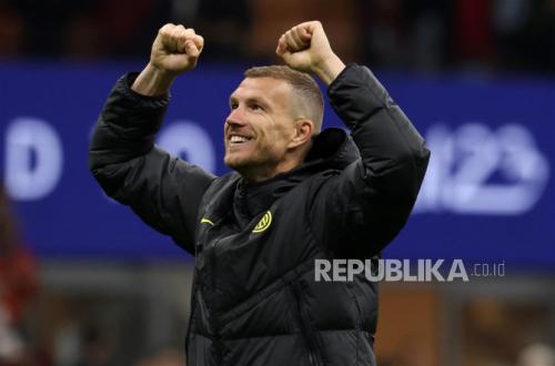 Edin Dzeko Perpanjang Karier di Schalke di Usia 40 Tahun